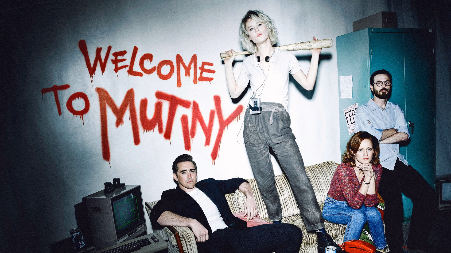Foto promocional da segunda temporada da série. Nela, há quatro pessoas, onde três estão sentadas em um sofá, e uma delas está em pé em cima do sofá. No fundo na parede, há uma pichação em inglês escrito "Welcome to Mutiny".
